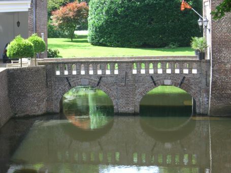 Bergen : Kasteel Well, steinerne Bogenbrücke